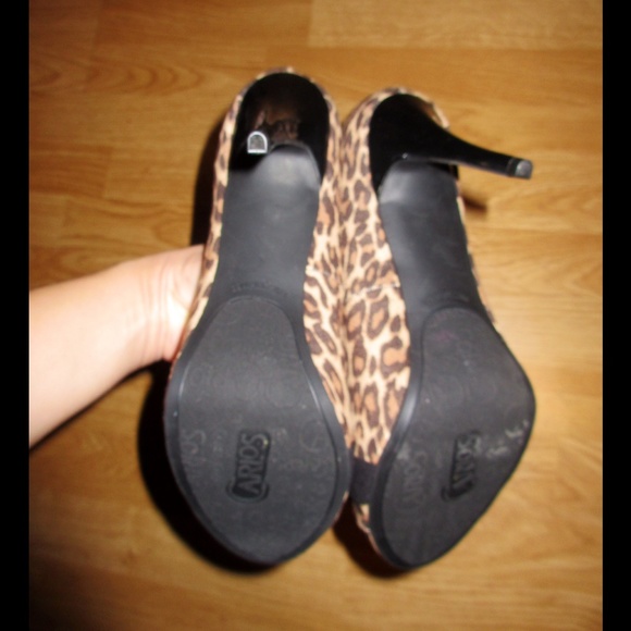 Carlos Santana Shoes - Leopard peep toe heels NWOTš Carlos Santana Shoes - Leopard peep toe heels NWOTš