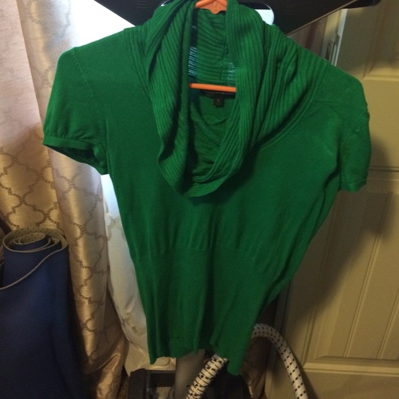 Green cow necked shirt sleeve sweater