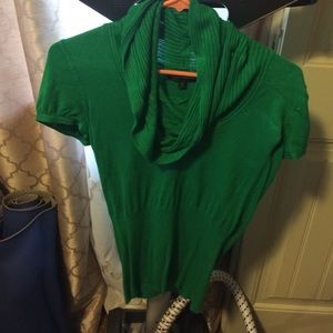 Green cow necked shirt sleeve sweater