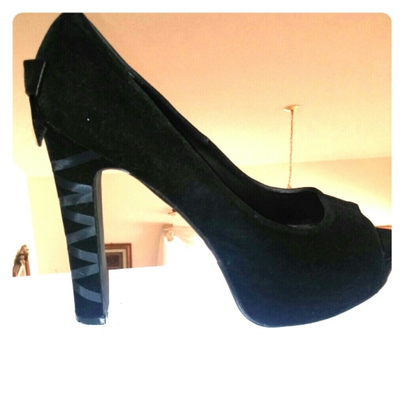 Suede peep toe pump👠