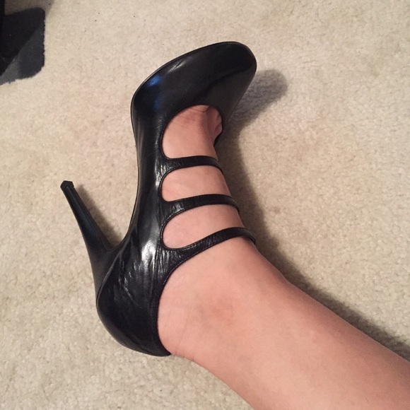 Black pumps with straps