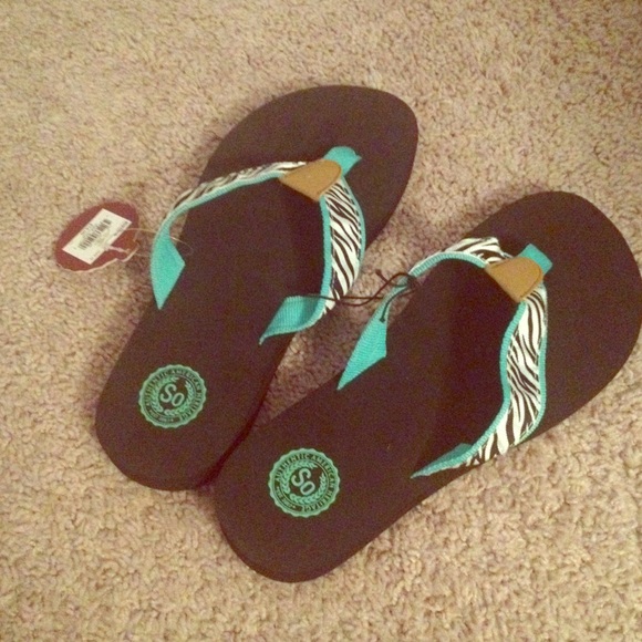 BRAND NEW! Flip flops! Size 7-8