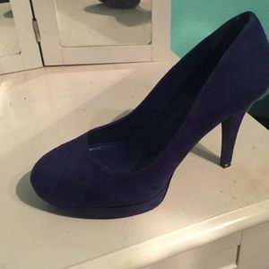Used blue pumps