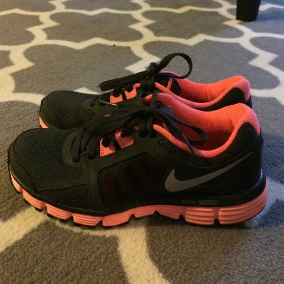 Nike Shoes - Like new - Nike dual fusion sneakers!
