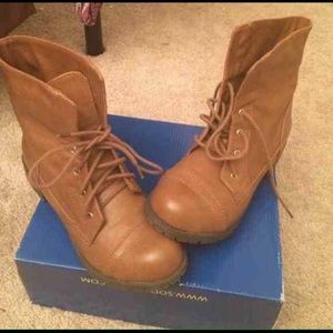 Combat boots