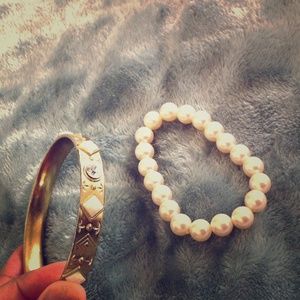 Pearl bracelet/ Gold Bracelet
