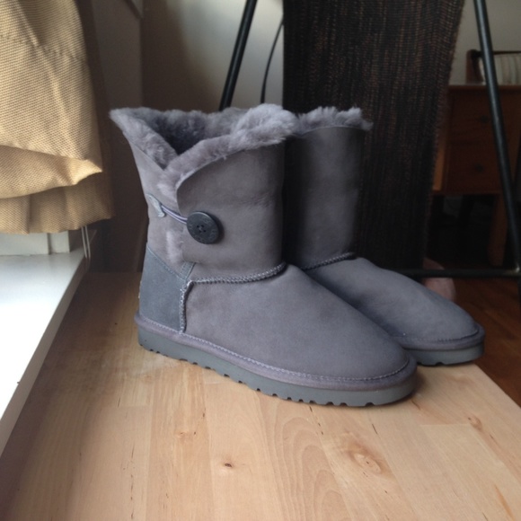 UGGs Bailey Button boots size 5 grey