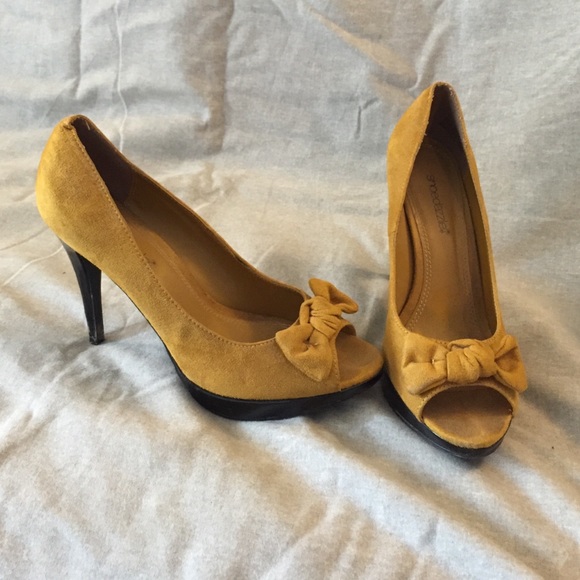 ShoeDazzle Moxie heel in Mustard