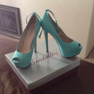 Mint shoes size 7 never been worn too high for me!
