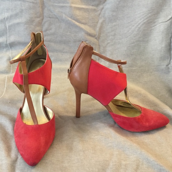 Tan leather and coral accent pumps