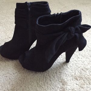 Bow-accented peep toe booties