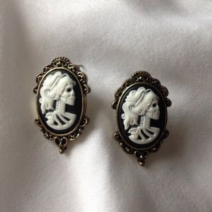 Skull earrings