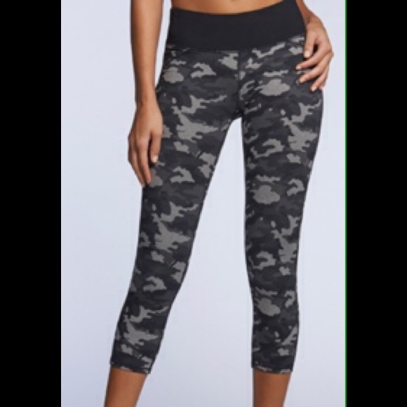 Fabletics Lima Capri camo/black L