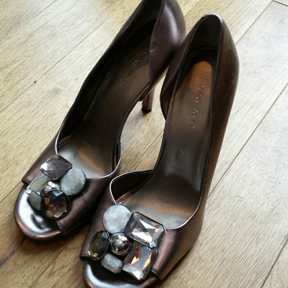 Pumps - Picture 2 of 3