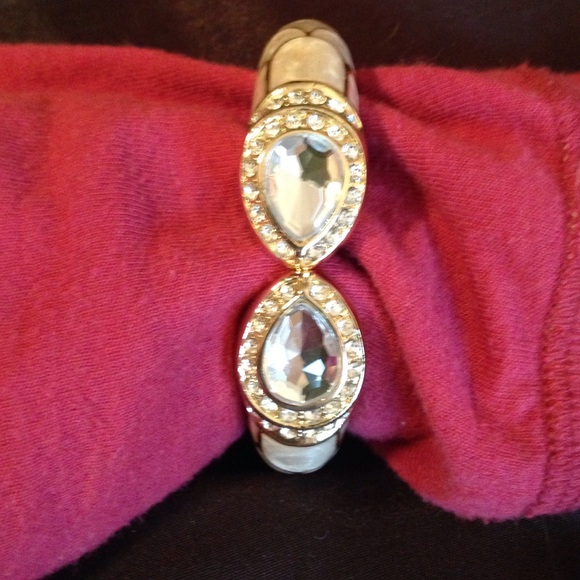 💢💢SOLD💢💢Gold toned bangle with crystal stones