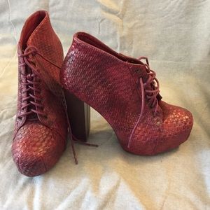Brick red woven wicker lace up boots