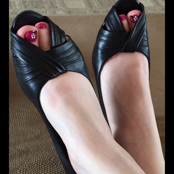 Naturalizer Peep-Toe Black Leather Heel - Nice