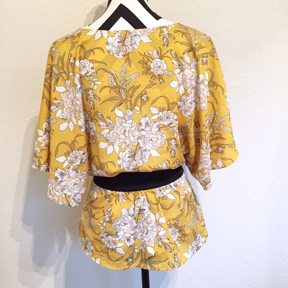 🚫Bundled🚫•HP!• Yellow Floral Dolman Top - Picture 2 of 4