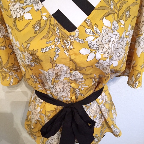 🚫Bundled🚫•HP!• Yellow Floral Dolman Top - Picture 3 of 4