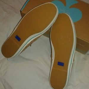 SNEAKERS NEVER BEEN WORN ORIGINAL BOX