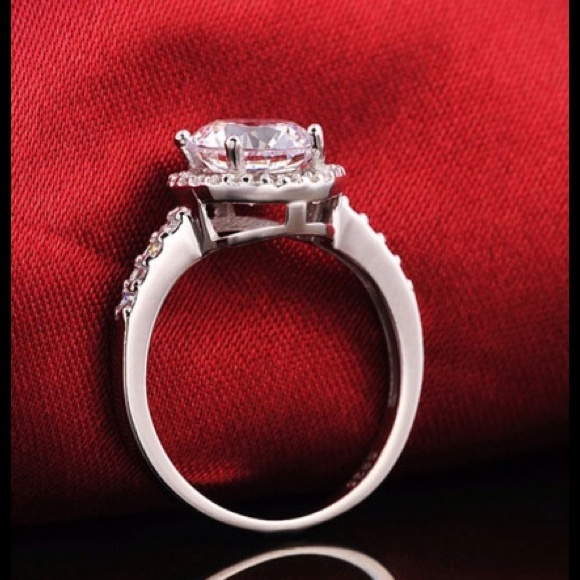 Beautiful  .925s ring!!!! - Picture 3 of 4