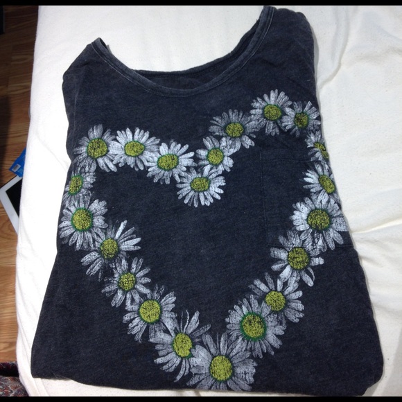 Daisy heart tee