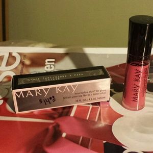 2 Nourishing plus lip gloss