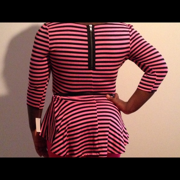 A pleated Shirt - Picture 2 of 2