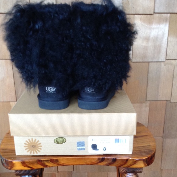 UGGS Sheepskin Cuff Black Boots. Pristine. ❄️⛄️❄️