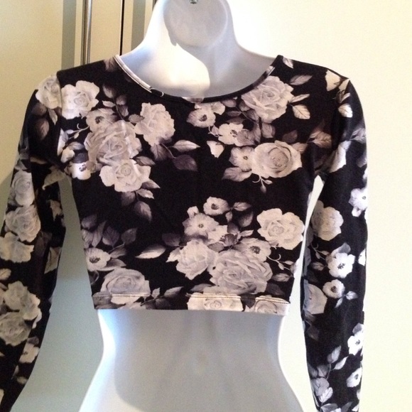 🚫Sold Roses crop top - Picture 3 of 4