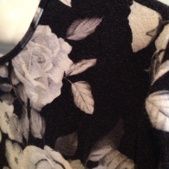 🚫Sold Roses crop top - Picture 4 of 4