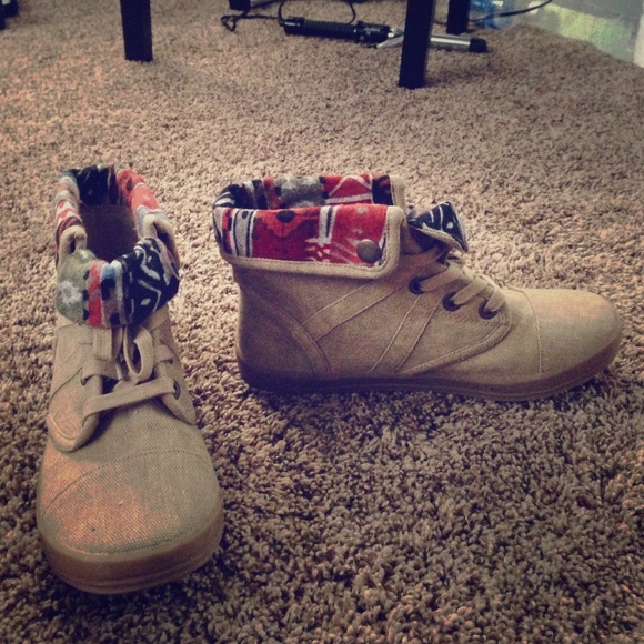 7.5 shoes worn once