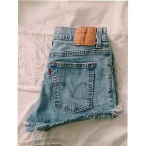 High wasted Levi denim shorts