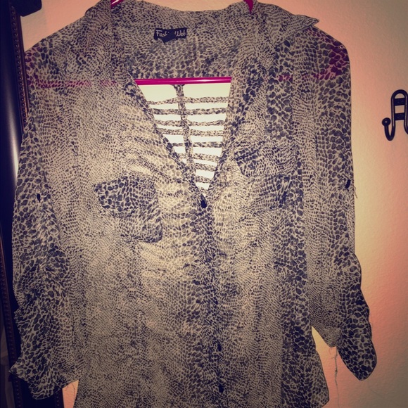 Small cheetah print hi low shirt