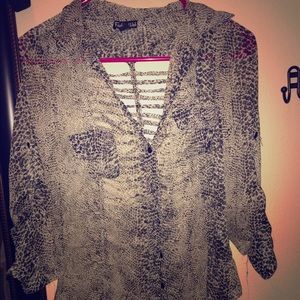 Small cheetah print hi low shirt