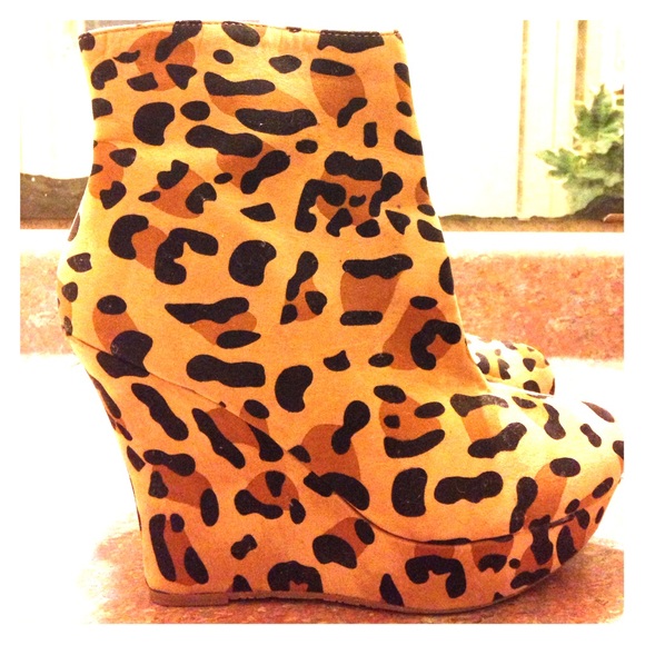 Leopard wedges