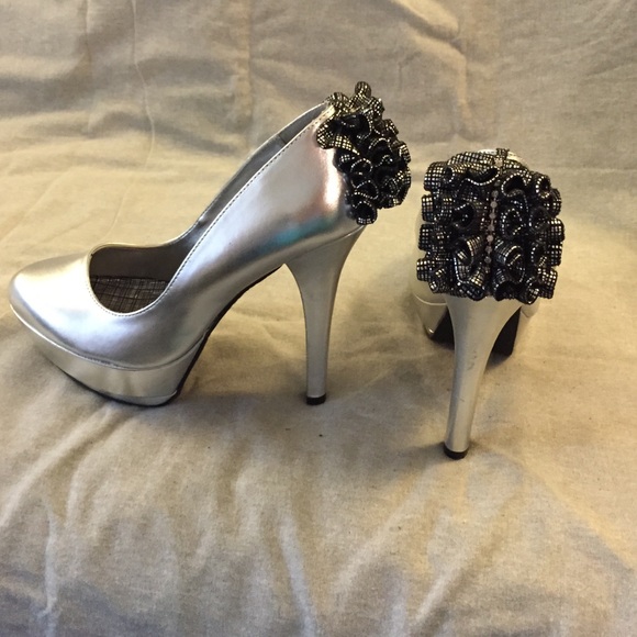Silver metallic pumps with black ruffle on backs