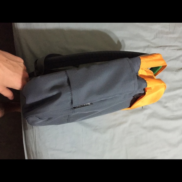 Incase laptop bag, perfect for college - Picture 2 of 3