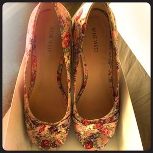 Nine west open toe floral wedge pumps