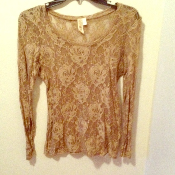 Gold lace layering t