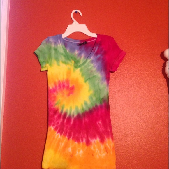 Spiral Tie Die V-Neck Tee