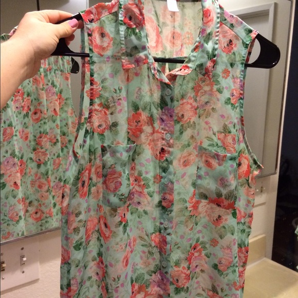 Floral top - Picture 2 of 3