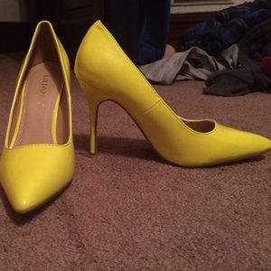 Yellow pumps