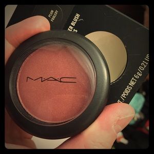 Authentic MAC Plum Foolery blush. BNIB