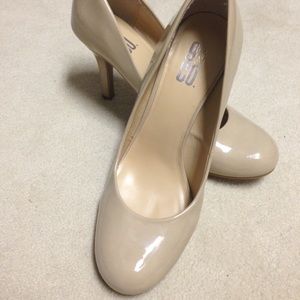 9&Co. Taupe Pumps.