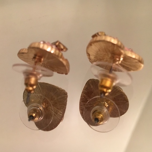 New Heart & love banner gold tone stud earrings - Picture 3 of 4