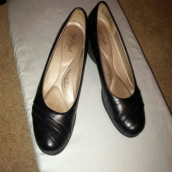 Shoes - Picture 2 of 4