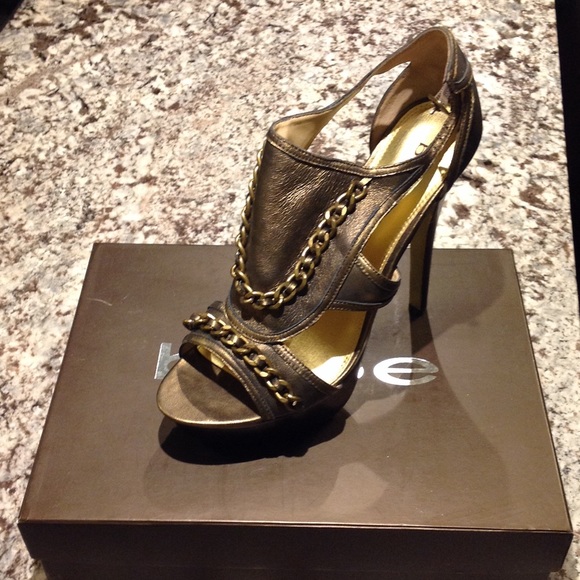 Bebe Pedra Bronze Heel