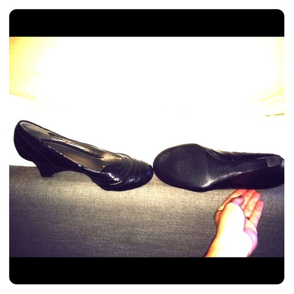 Black round toe wedges - Picture 1 of 3