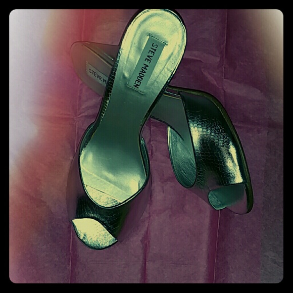 Hold for @rock_n_red Great summer silver heels